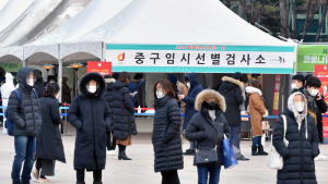 의대 4학년 학생들, 오늘부터 선별진료소 봉사 나선다