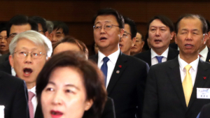 애국가 부르는 추미애 장관과 윤석열 검찰총장