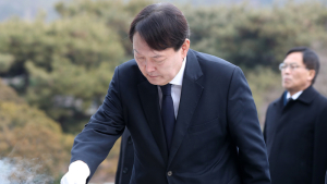 현충원 방문해 분향하는 윤석열 검찰총장