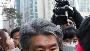 출근길 가로막힌 윤종원