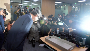 인사하는 김지형 삼성그룹 준법감시위원장