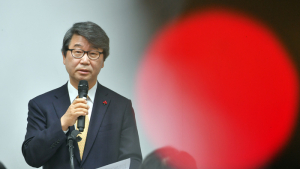 질문에 답하는 김지형 변호사