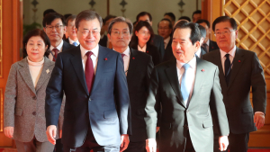 대화하며 이동하는 문 대통령과 정 총리