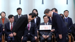 서로를 예우하는 문재인 대통령과 정세균 총리