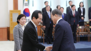 악수하는 문 대통령과 정세균 총리
