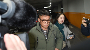 김건모, 취재진 질문에 묵묵부답