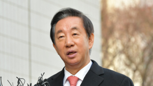 취재진 질문에 답하는 김성태 의원
