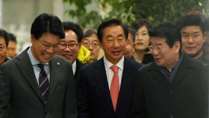 동료 의원들과 웃으며 법원 나서는 김성태