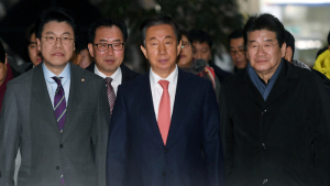 '1심 무죄' 법원 나서는 김성태