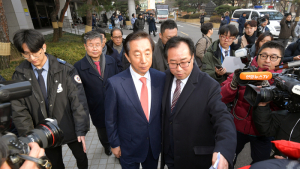 '1심 무죄' 법원 나서는 김성태
