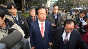 취재진에 둘러싸여 법원 나서는 김성태