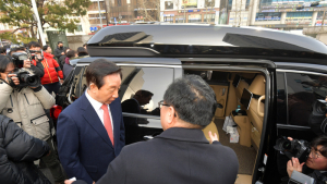 차량 탑승하는 김성태 의원