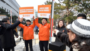민중당원에게 손가락질 하는 김성태 의원 지지자