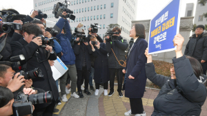 김성태 '무죄 판결'에 눈물 흘리는 미래당원