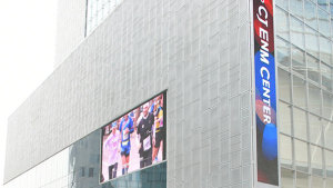 CJ ENM 사옥 앞에 모인 엑스원 팬들
