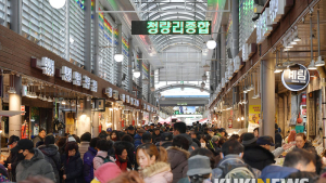 설 앞두고 북적이는 재래시장