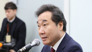 취재진 질문에 답하는 이낙연