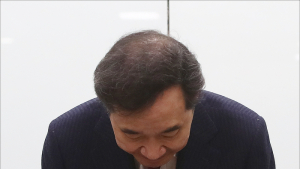 정중하게 인사하는 이낙연