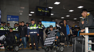 용산역에 모인 전국장애인차별철폐연대 회원들