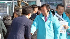 시민들과 인사하는 손학규 대표