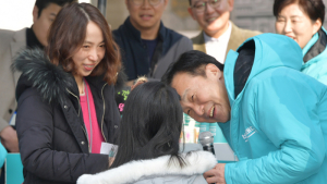 손학규 대표 '아이 앞에서 할아버지 미소'