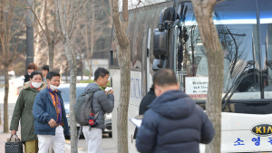 마스크 쓴 외국인 관광객들