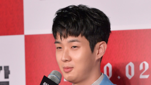 최우식 '컬러풀한 의상'