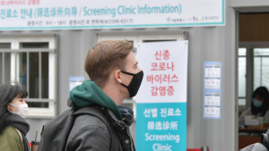 명동 거리에 운영 중인 신종 코로나바이러스 감염증 선별 진료소