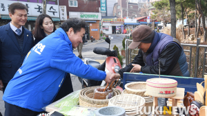 숭인동 상인과 악수하는 이낙연