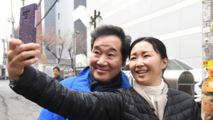 주민과 셀카 찍는 이낙연