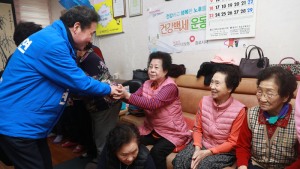 어르신 손잡은 이낙연