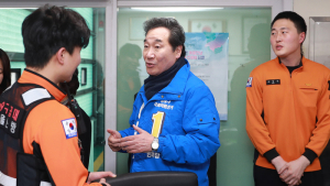 종로구 소방서 찾아 대원들 격려하는 이낙연