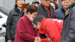 황교안 '종로 찾아 90도 인사'