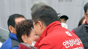 상인과 포옹하는 황교안