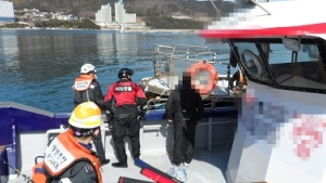 거제 북여도 해상서 낚싯배 침수…9명 전원 구조