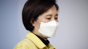 마스크 쓰고 브리핑실에 들어선 유은혜 장관