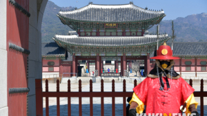 내방객 없이 한산한 경복궁