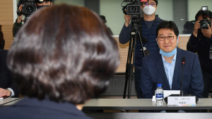 조성욱 위원장 발언 경청하는 김범석 쿠팡 대표