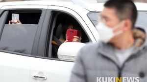 '입대도 드라이브 스루' 신교대 정문 앞에서 가족들과 인사하는 입소 장병