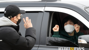 '코로나19'가 만든 풍경... 차 안의 가족과 인사하는 입대 장병