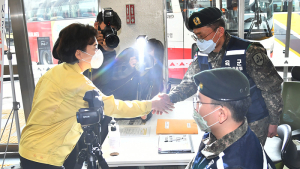 현장지원 장병들 격려하는 김현미 장관