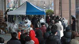'집단 감염' 구로구 콜센터, 선별진료소에서 검진 받는 건물 입주자들