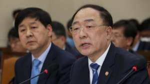 홍남기, “약국 마스크 판매시간 보완할 것…수출금지 일찍 했어야”