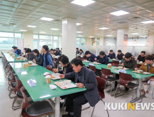 [포토] 구내식당 한방향 식사 “등만 보여요”