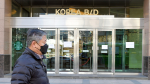 마스크 쓰고 코리아빌딩 지나가는 시민