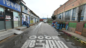 '텅빈 어시장 골목 초입'