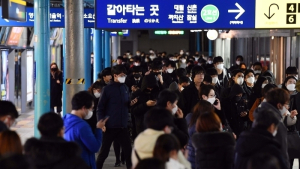 韓, ‘심각’ 대응 불구 코로나19 확산 못 막아… “좁은 공간·밀접 접촉 관리해야”