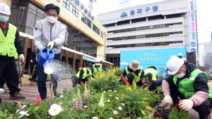 '그래도 봄은 온다' 송파구청 정원에 봄향기 가득