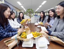 신한은행, 화이트데이 맞아 ‘꽃 나눔 떡 나눔 캠페인’ 펼쳐