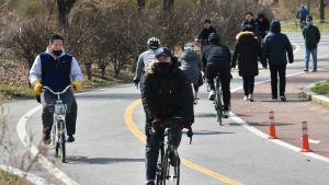 '주말 앞두고 붐비는 잠실 한강공원'